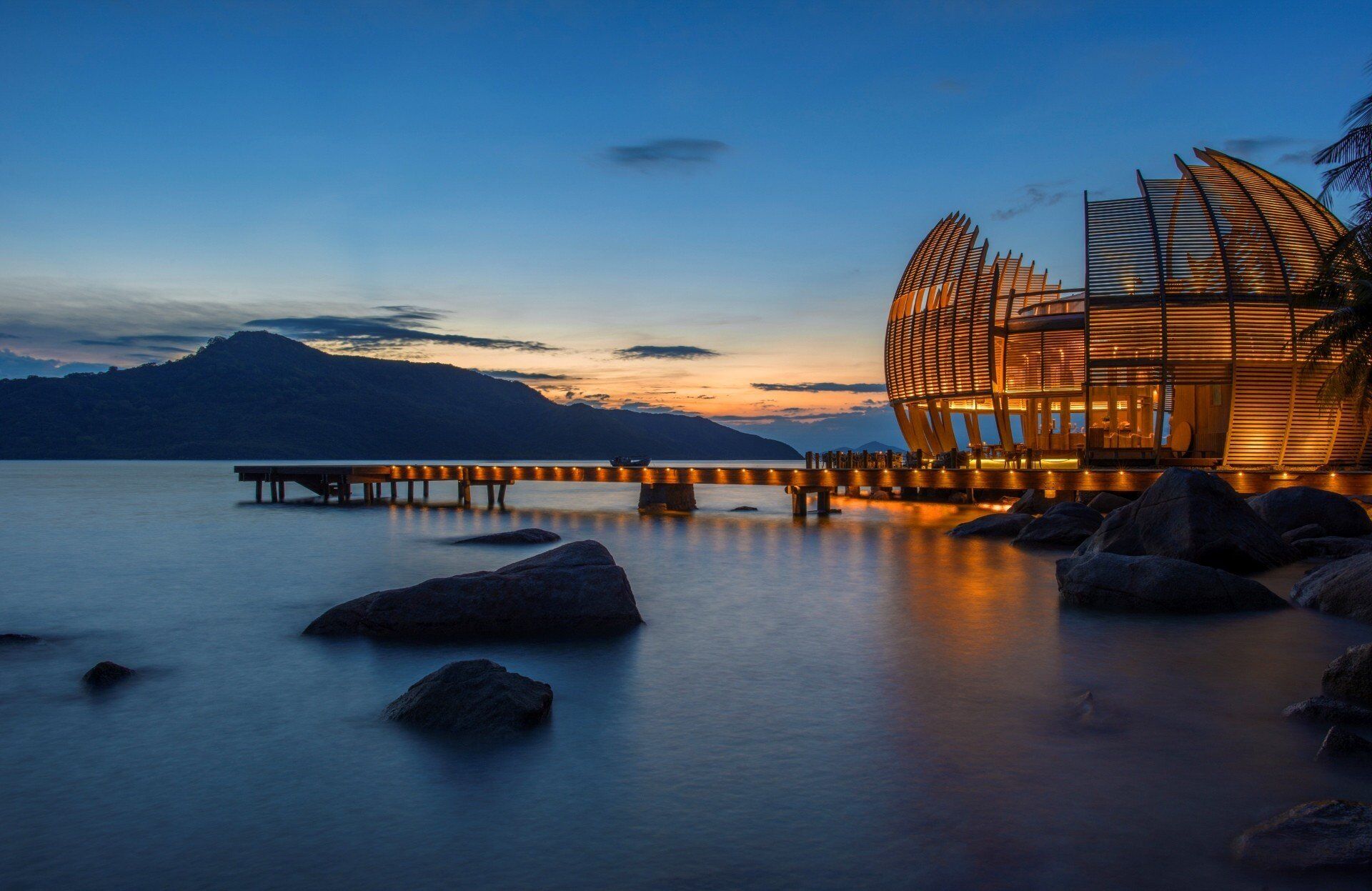 Photograph the stunning dawn at Nha Trang’s beaches